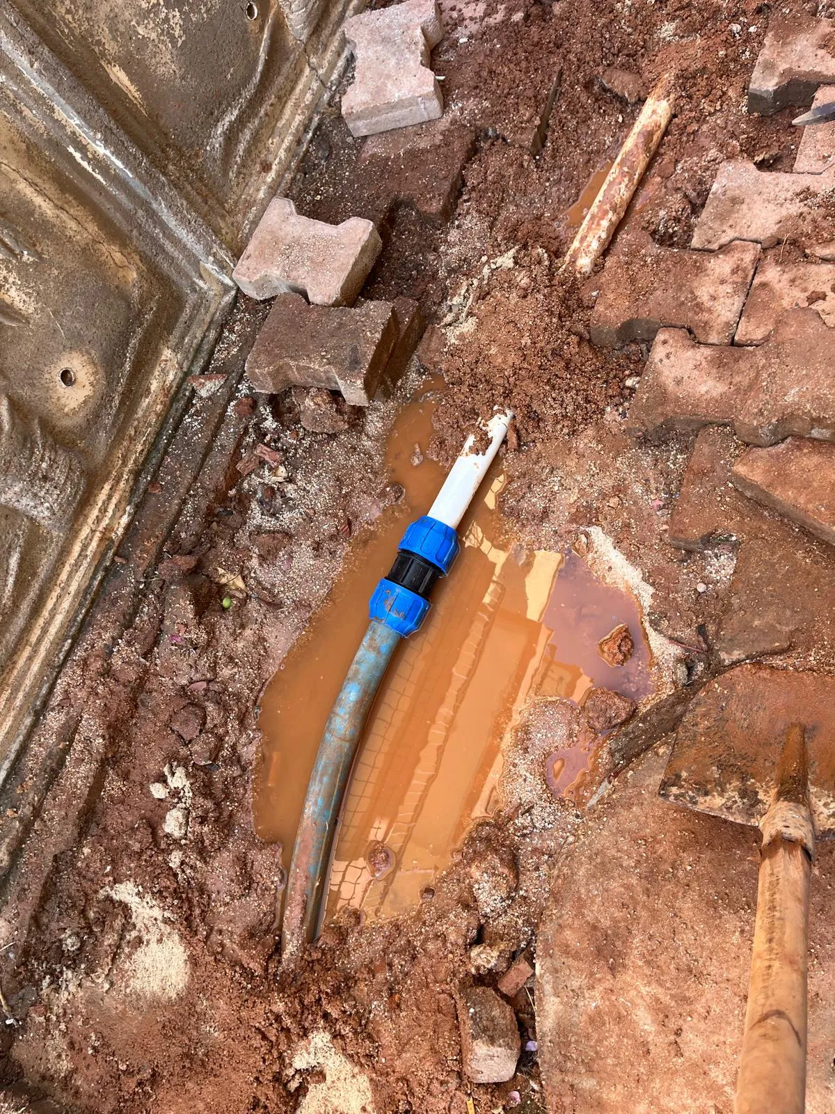 Parke taşları sökülen zeminde su borusuna takılan ek parçası